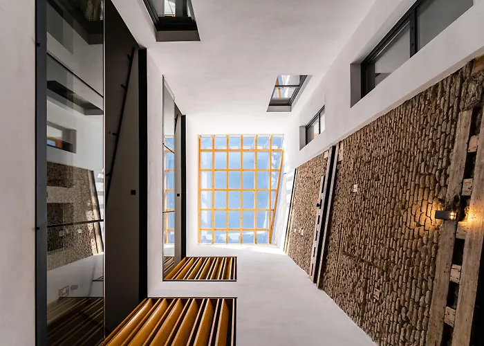 Welldone Quality - Crystal Pool Hotel Seville