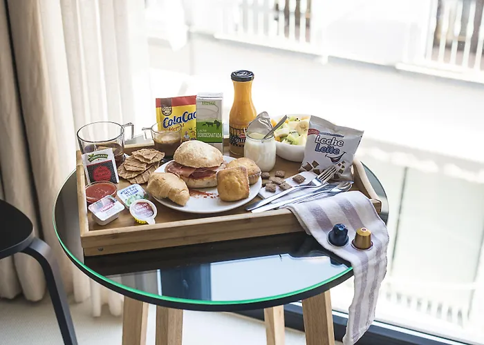 Welldone Quality - Crystal Pool Hotel Seville